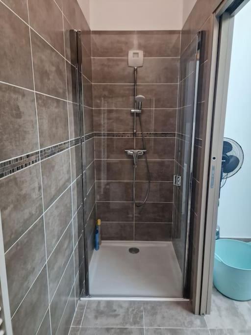 Superbe appartement T2 dans résidence neuve avec vue exceptionelle sur les montagnes, avec parking privatif.situé à proximité immédiate du centre ville de chorges. Exterior foto