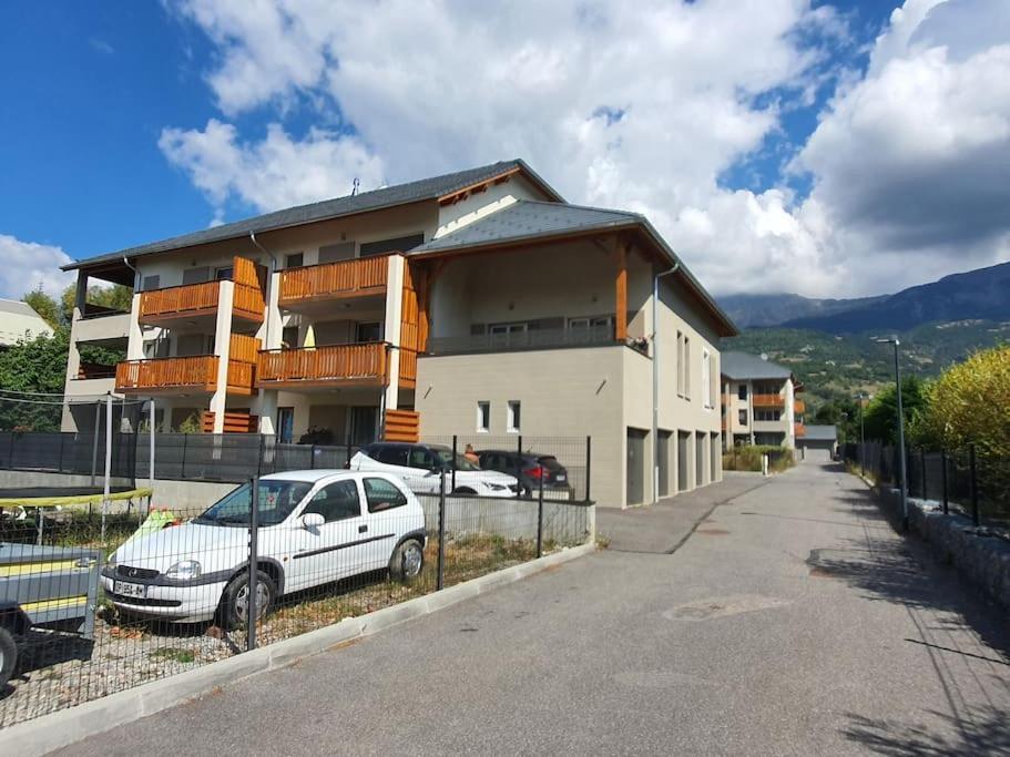 Superbe appartement T2 dans résidence neuve avec vue exceptionelle sur les montagnes, avec parking privatif.situé à proximité immédiate du centre ville de chorges. Exterior foto