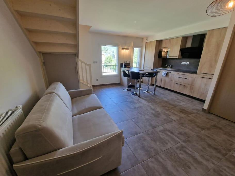 Superbe appartement T2 dans résidence neuve avec vue exceptionelle sur les montagnes, avec parking privatif.situé à proximité immédiate du centre ville de chorges. Exterior foto