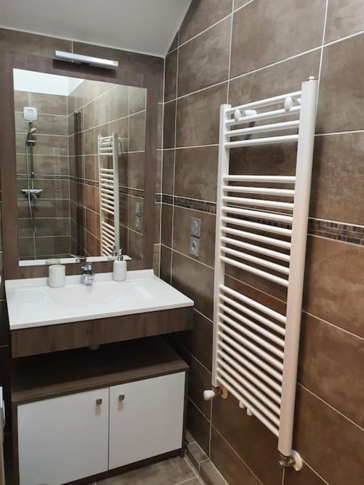 Superbe appartement T2 dans résidence neuve avec vue exceptionelle sur les montagnes, avec parking privatif.situé à proximité immédiate du centre ville de chorges. Exterior foto