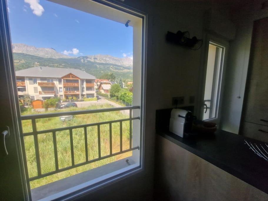Superbe appartement T2 dans résidence neuve avec vue exceptionelle sur les montagnes, avec parking privatif.situé à proximité immédiate du centre ville de chorges. Exterior foto