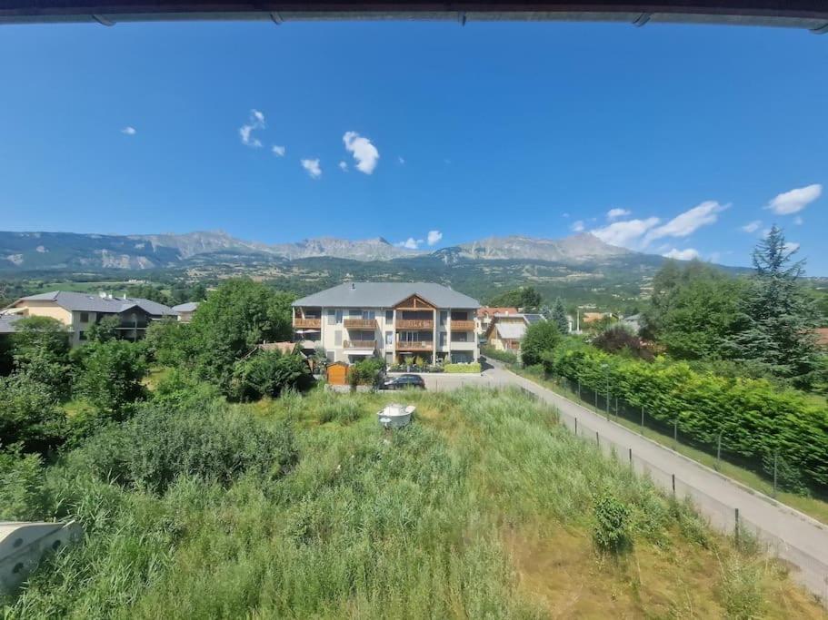 Superbe appartement T2 dans résidence neuve avec vue exceptionelle sur les montagnes, avec parking privatif.situé à proximité immédiate du centre ville de chorges. Exterior foto
