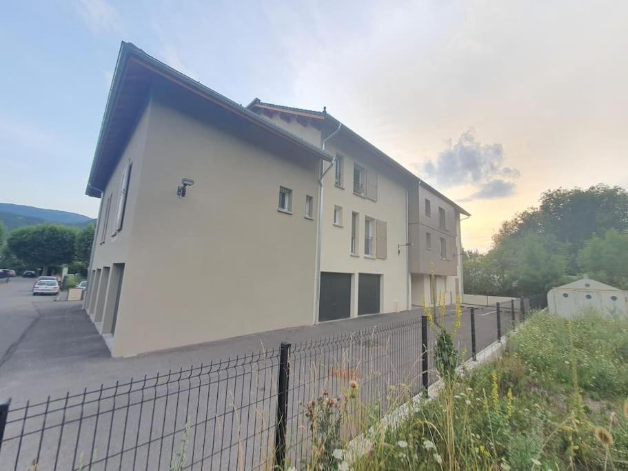 Superbe appartement T2 dans résidence neuve avec vue exceptionelle sur les montagnes, avec parking privatif.situé à proximité immédiate du centre ville de chorges. Exterior foto